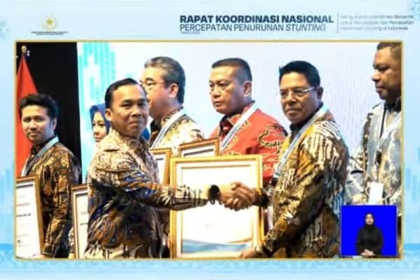 Bupati Lombok Timur, H, Haerul Warisin terima penghargaan atas program inovatif pengendalian stunting. Foto: Dok. Pemda