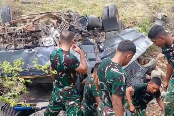 Sejumlah anggota TNI mengamankan amunisi dalam truk dalmas usai kecelakaan di Dompu.