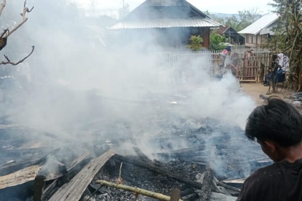 Satu rumah terbakar hingga rata dengan tanah di Langgudu Kabupaten Bima.