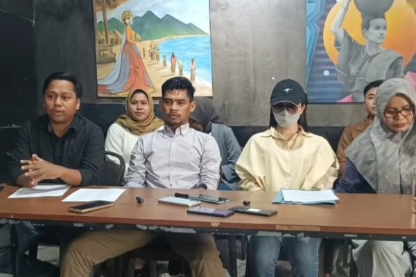 Dea Lipa alias Deni Apriadi Rahman memberikan klarifikasi terkait identitasnya sebagai laki-laki (foto kicknews.today/dok ist)