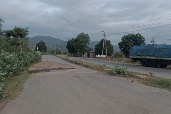 Ruas jalan Simpang Tano - Seteluk KSB. Foto: Dok. ist