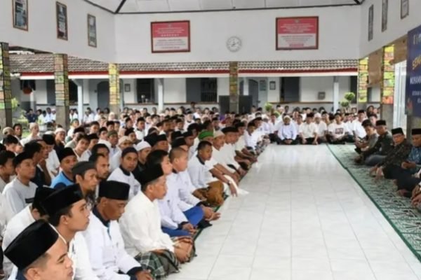 Warga binaan Lapas Selong, Wakil Bupati Lombok Timur beserta jajaran Lapas Selong serta tokoh Muhammadiyah. Foto: Dok. Pemda