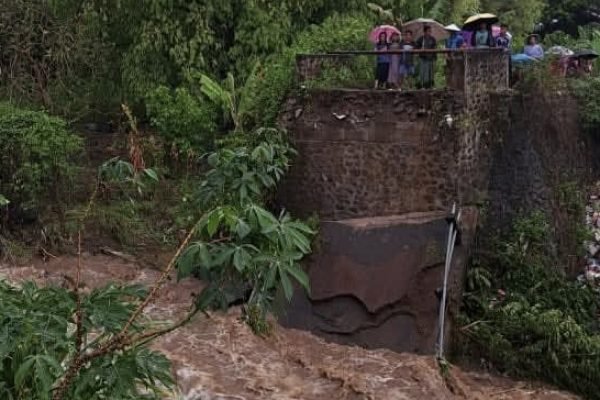 Jembatan penghubung antardesa di Dusun Aik Beta, Desa Perigi, Kecamatan Suela, roboh diterjang banjir. (foto kicknews.today/Facebook Hesti Lestari)