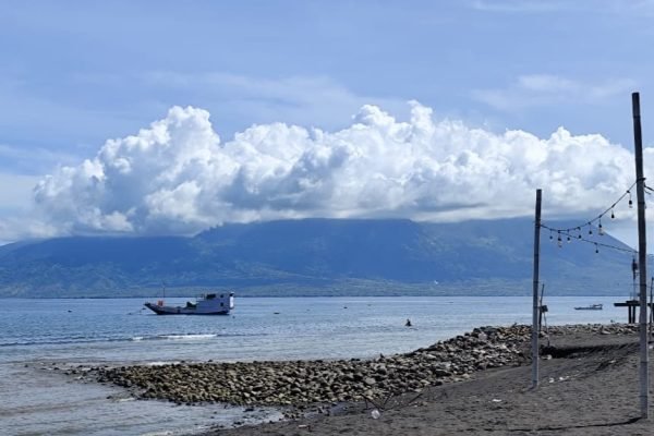 Gunung Sangeang Api teramati Sabtu pagi 22 November 2025.