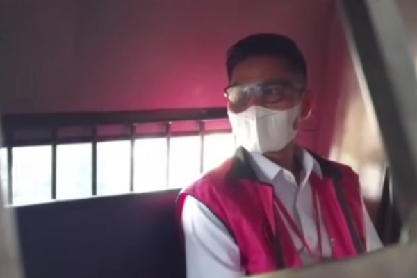 Hamdan Kasim saat di mobil tahanan kejaksaan. (foto kicknews.today/screenshot video)