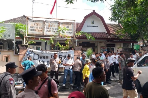 Puluhan pemuda Desa Kabar Lombok Timur demo di kantor desa setempat. Foto. Ist
