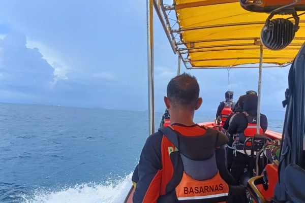 Tim SAR lakukan pencarian korban tenggelam di perairan Sumbawa Barat.