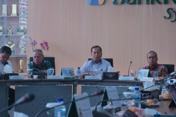 Gubernur NTB Dr H Lalu Muhamad Iqbal pimpin rapat koordinasi jelang Nataru 2026 (foto kicknews.today/ist)