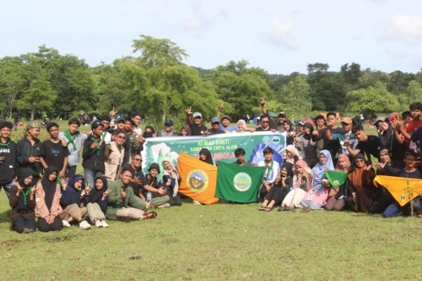Foto bersama peserta Sounds Of Caldera usai tanam pohon di kaki Gunung Tambora.