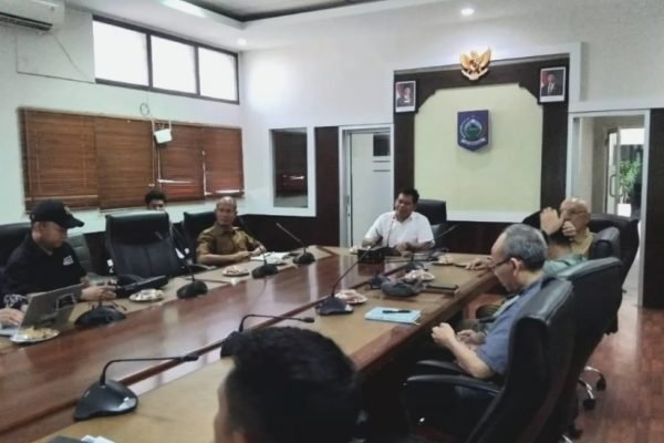 Penjabat Sekretaris Daerah Provinsi NTB, Lalu Moh. Faozal, memimpin rapat persiapan peluncuran Program Desa Berdaya di Ruang Rapat Anggrek, Kantor Gubernur NTB. (foto kicknews.today/adpim)