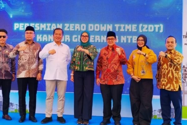 Gubernur NTB Dr H Lalu Muhamad Iqbal di acara peresmian penerapan Zero Down Time di kawasan kantor gubernur NTB (foto kicknews.today/ist)