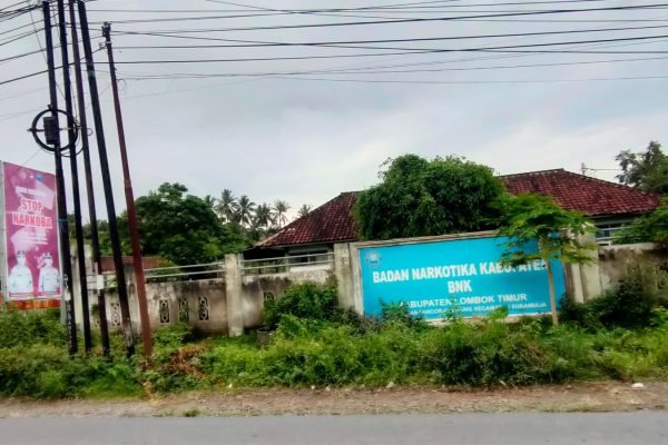 Kantor BNK Lombok Timur lama terbengkalai. Foto: Ist