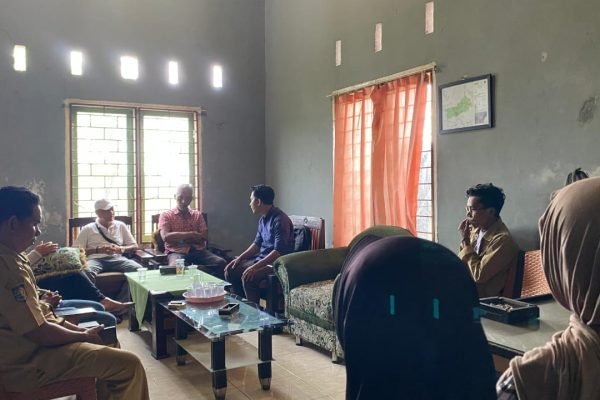 Rapat antara pengurus, kades, dan lainnya perihal permintaan mundur kepada sekretaris Koperasi Merah Putih Desa Sepapan Lombok Timur. Foto. Ist