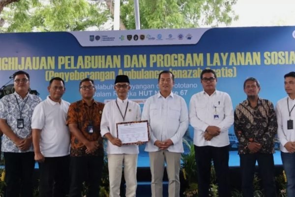 Gubernur NTB Dr H Lalu Muhamad Iqbal bersama sejumlah pejabat. (foto kicknews.today/ist)