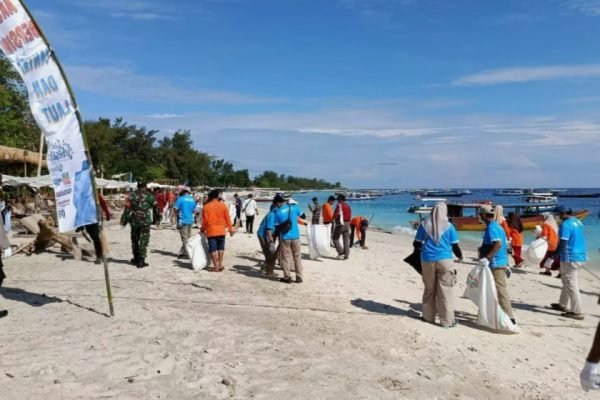 Dalam rangka memperingati Hari Ulang Tahun (HUT) ke-67 Provinsi Nusa Tenggara Barat (NTB) dan Hari Nusantara ke-68, Pemerintah Provinsi NTB bersama masyarakat dan berbagai pemangku kepentingan menggelar Aksi Bersih Pantai dan Laut di kawasan ikon wisata Gili Trawangan, Kecamatan Pemenang, Kabupaten Lombok Utara (foto kicknews.today/ist)