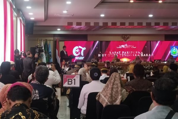 Gubernur NTB Dr H Lalu Muhamad Iqbal saat rapat persiapan HUT NTB. (foto kicknews.today/wn)