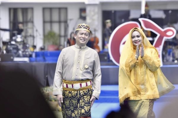 Gubernur NTB Dr H Lalu Muhamad Iqbal dan Wakil Gubernur NTB Hj Indah Damayanti Putri dalam Prayaan Syukuran HUT NTB ke 67 tahun di halaman Kampus Institut Pendidikan Dalam Negeri (IPDN) Praya, Lombok Tengah. (foto kicknews.today/adpim)