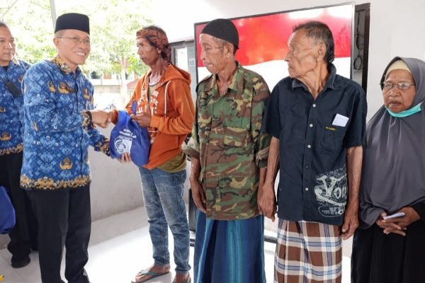 Bupati Lombok Timur bersama Sekda saat penyaluran bantuan. Foto. Dok. Pemda