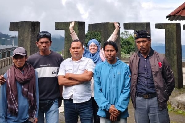 Stafsus Bupati Bidang Pariwisata Lombok Timur (kemeja putih) beserta tukang parkir dan stakeholder terkait. Foto. Ist