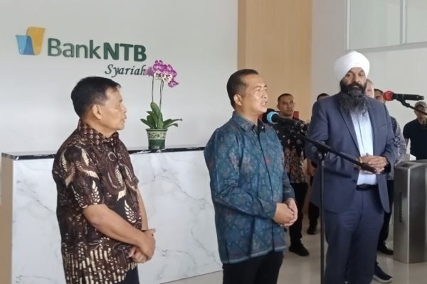 Gubernur NTB Dr H Lalu Muhamad Iqbal (tengah) didampingi PJ Sekda NTB Lalu Moh Faozal (kiri) dan Menteri Pembangunan Internasional Kanada, Randeep Singh Sarai (kanan). (foto kicknews.today/wn)