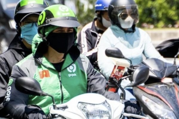 Transportasi online yang sedang beroperasi di jalan raya (foto kicknews.today/ist)