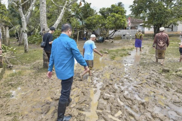 Gubernur NTB Dr H Lalu Muhamad Iqbal tinjau lokasi banjir Lombok Barat. (foto kicknews.today/Biroadpim)
