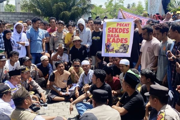 Massa aksi Desa Selagik Lombok Timur menyuarakan aspirasinya di kantor desa setempat. Foto. Ist