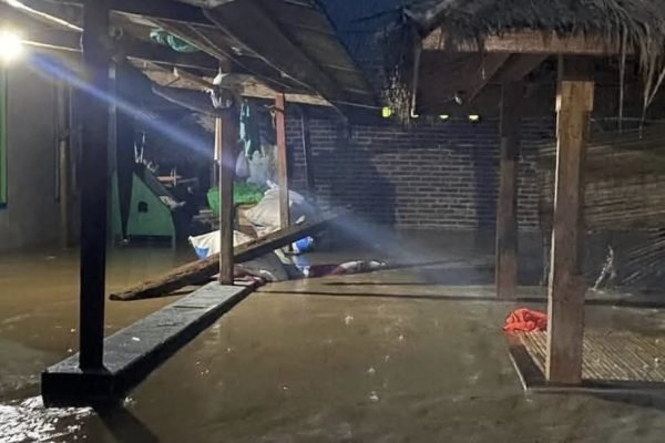 Situasi Banjir di Desa Sekotong Lombok Barat. (foto kicknews.today/Facebook)