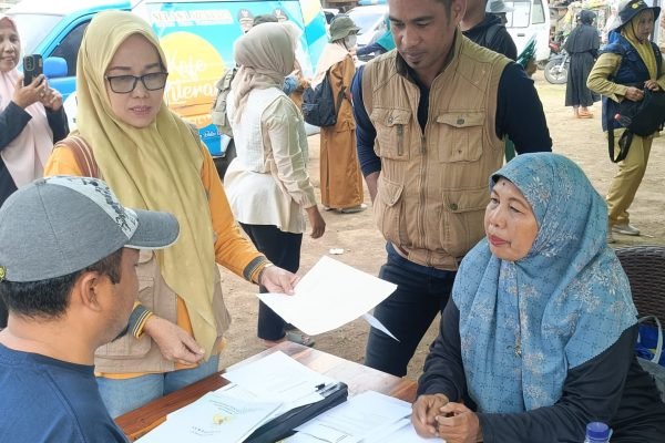 Aktivitas pelayanan pegawai Bappenda Kabupaten Bima.