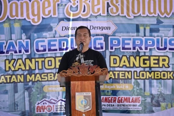 Gubernur NTB Dr H Lalu Muhamad Iqbal saat meresmikan Perpustakaan Desa Danger Lombok Timur. (foto kicknews.today/adpim)