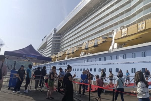 Kapal Pesiar Ovation of the Seas saat berkunjung ke Lombok, awal Januari 2026, membawa sekitar 4.684 wisatawan mancanegara dan kru, bersandar di Pelabuhan Gili Mas, Lombok Barat. (foto kicknews.today/ist)