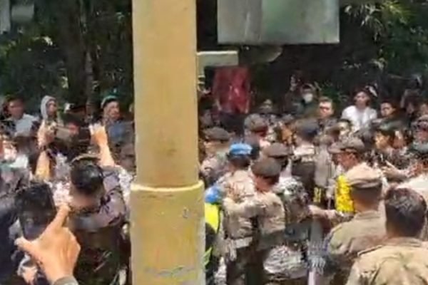 Massa aksi bersitegang dengan aparat kepolisian di Kantor Bupati Lombok Timur. Foto: Ist