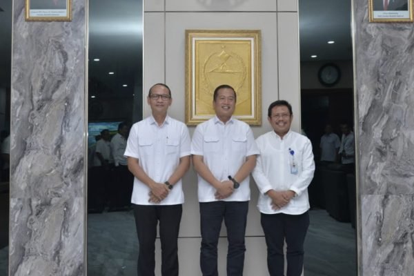 Gubernur NTB Dr H Lalu Muhamad Iqbal bersama Wali Kota Mataram, Mohan Roliskana dan Bupati Lombok Barat Lalu Ahmad Zaini (foto kicknews.today/adpim)