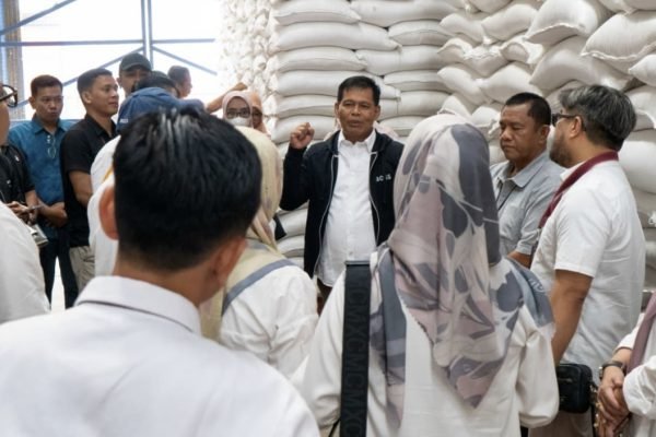 Plh Sekda NTB Lalu Moh Faozal saat melakukan sidak guna pastikan keamanan stok bahan pokok jelang Bulan Suci Ramadhan pada Februari mendatang (foto kicknews.today/ist)