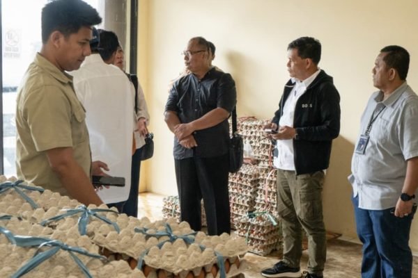 Plh sekda NTB Lalu Moh Faozal melakukan sidak guna pastikan kebutuhan bahan pokok jelang bulan suci Ramadhan pada Februari mendatang. (foto kicknews.today/ist)