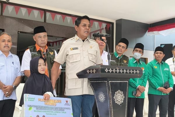 Bupati Lombok Timur didampingi Wakil Bupati Lombok Timur saat menyalurkan insentif bagi guru tidak tetap. Foto. Ist