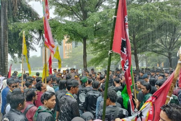 Massa aksi memasuki halaman kantor Bupati Lombok Timur. Foto. Ist
