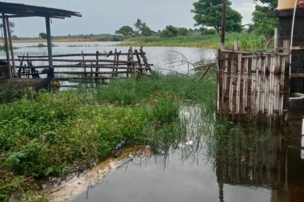 Air luapan bendungan bedah embung banjiri rumah, jalan dan pertanian warga. Foto. Ist