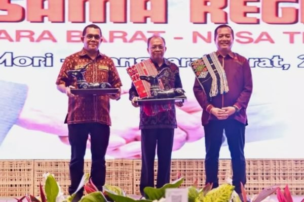 Gubernur NTB Dr H Lalu Muhamad Iqbal Saat bersama Gubernur Bali I Wayan Koster dan Gubernur Nusa Tenggara Timur Emanuel Melkiades Laka Lena. (foto kicknews.today/adpim)
