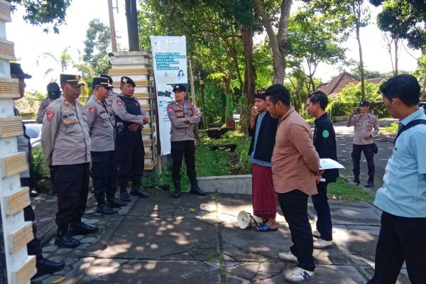 Massa menyuarakan tuntutan depan kantor Dinas Kesehatan Lombok Timur. Foto. Ist