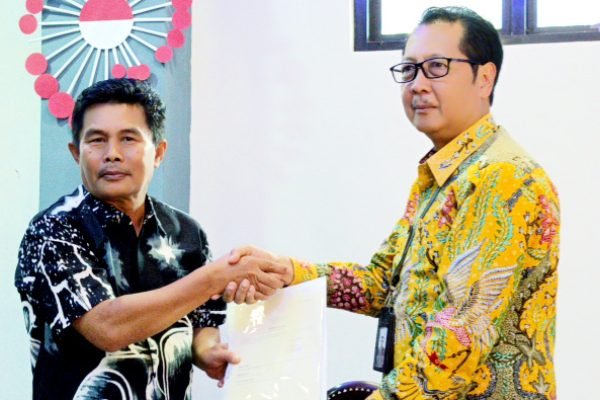 Sekda Kota Mataram HL Alwan Basri (kanan) menerima sertipikat Kantor Lurah Pagesangan Barat yang diserahkan oleh Kakan BPN Kota Mataram Halid Aslamudin Putra (kiri)