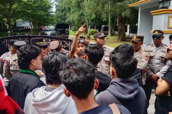Saat massa aksi menyuarakan tuntutannya didepan kantor Bupati Lombok Timur. Foto. Ist