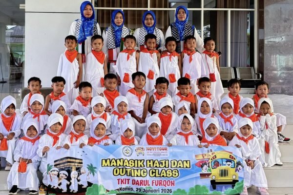 TK IT Darul Furqon saat sesi poto bersama dengan guru usai kegiatan manasik haji. (foto kicknews.today/wn)