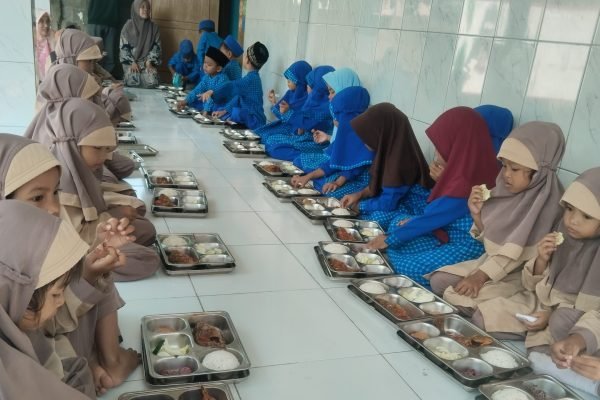 Program makan Bergizi Gratis bagi anak usia Dini, sebagai langkah tekan angka stunting (foto kicknews.today/wn)
