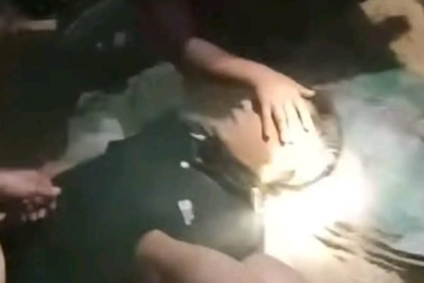 Korban saat diperiksa di pesisir Pantai Kaliantan. Foto. Ist