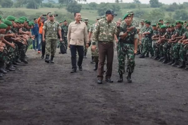 Menteri Pertahanan Republik Indonesia (Menhan RI) Kendral TMI (Purn) Sjafrie Sjamsoeddin bersama Gubernur NTB Lalu Muhamad Iqbal meninjau Markas Brigade Infanteri Teritorial Pembangunan (Brigif TP) 31/Perisai Sakti dan Batalyon Infanteri (Yonif) TP 875/Sangga Yudha Perkasa di Doro Mboha, Desa Soritatanga, Kecamatan Pekat, Kabupaten Dompu, Sabtu (foto kicknews.today/ist)