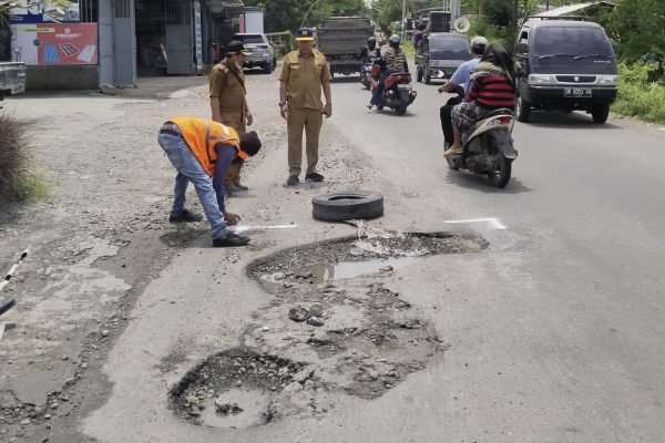 Kondisi jalan rusak di wilayah Praya - Keruak Lombok Tengah mendapat perhatian dari pemerintah (foto kicknews.today/ist)