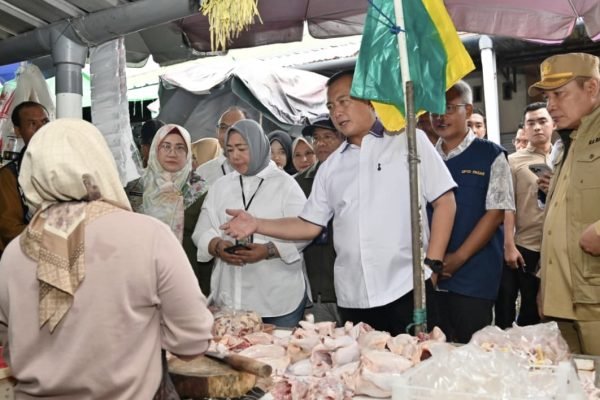 Gubernur NTB Lalu Muhamad Iqbal saat lakukan sidak di pasar Bertais kota Mataram (foto kicknews.today/adpim)