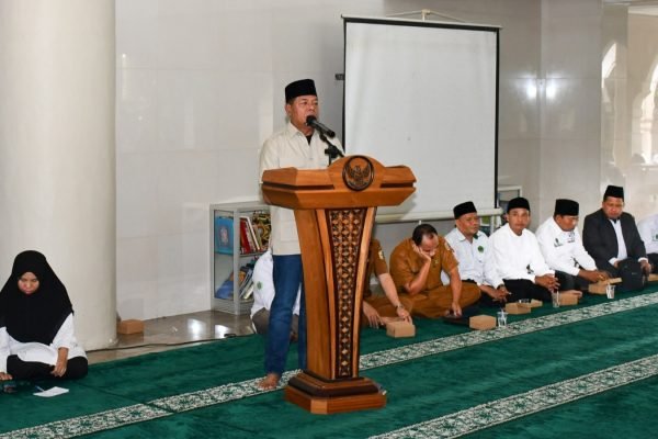 Bupati Lombok Timur saat membuka bimbingan manasik haji. Foto. Dok. Pemda