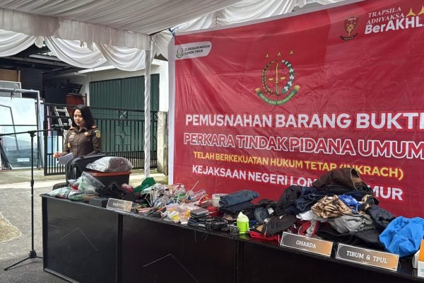 Pemusnahan barang bukti di Kejari Lombok Timur. Foto. Ist